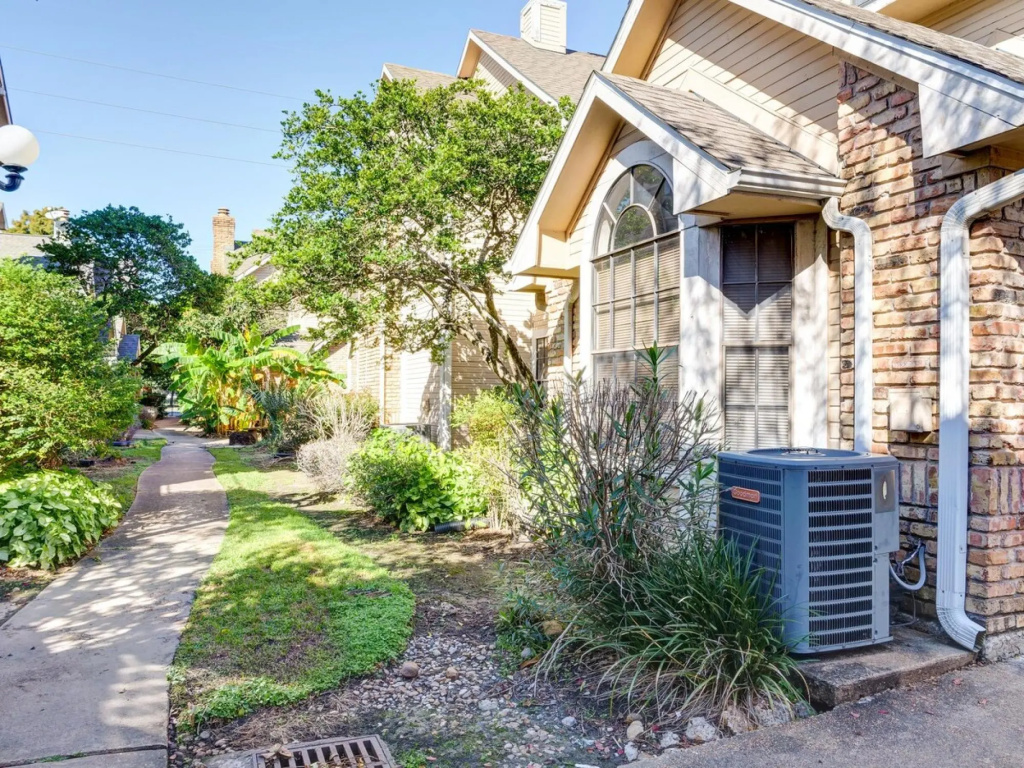 photo 1 of Lovely 2 BR, 1 ba condo near Medcenter