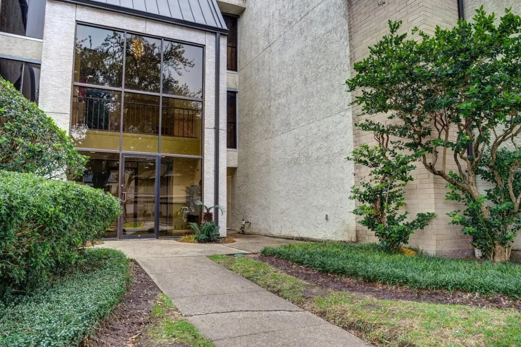 photo 1 of LovelyMedcenter area 3 BR, 2BA  condo w/grill