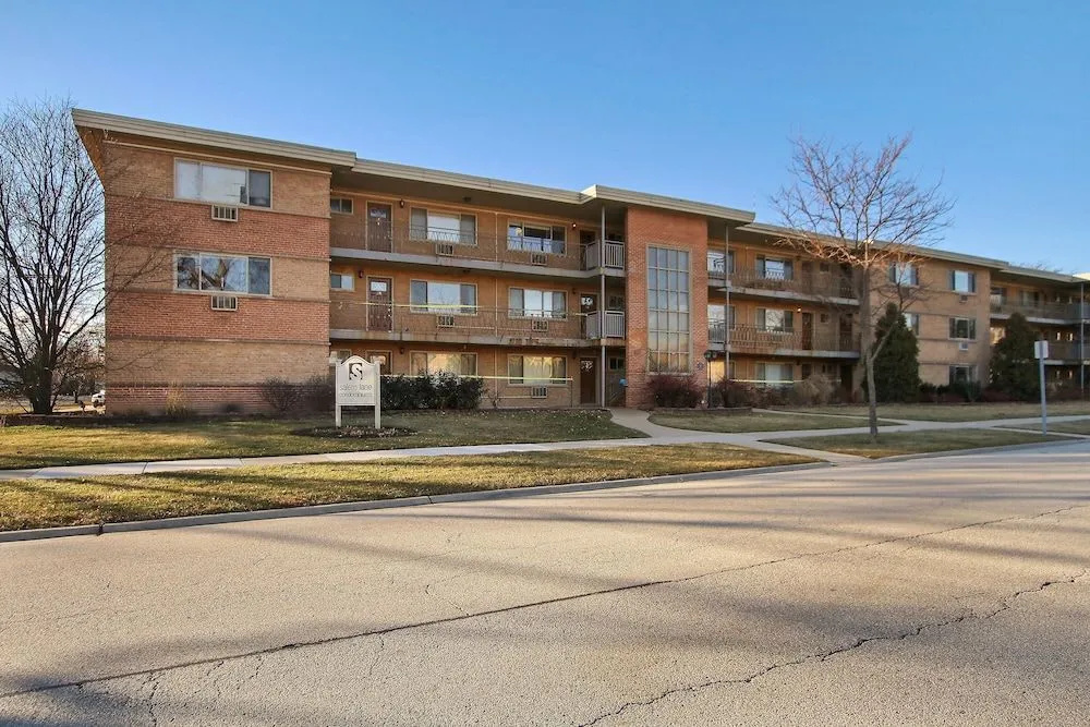 photo 1 of Lush 1BR Apt in Quiet Arlington Heights
