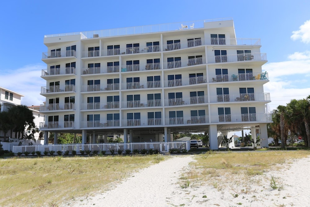photo 1 of Luxurious/brand New Oceana/pools/hottubs/ W203 Great Location!