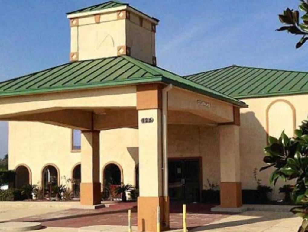photo 1 of Motel 6 Denham Springs, LA