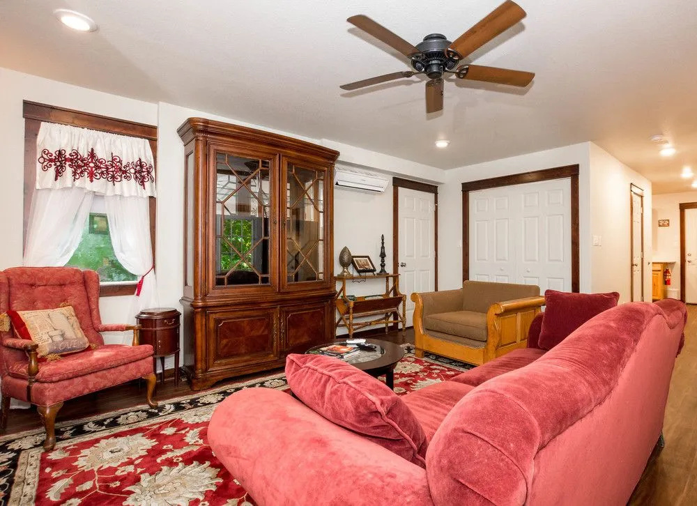 photo 1 of Main Street Inn - Angels Among Us Wedding Chapel