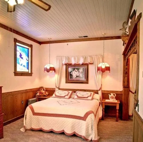 photo 1 of Mariposa Hotel Inn