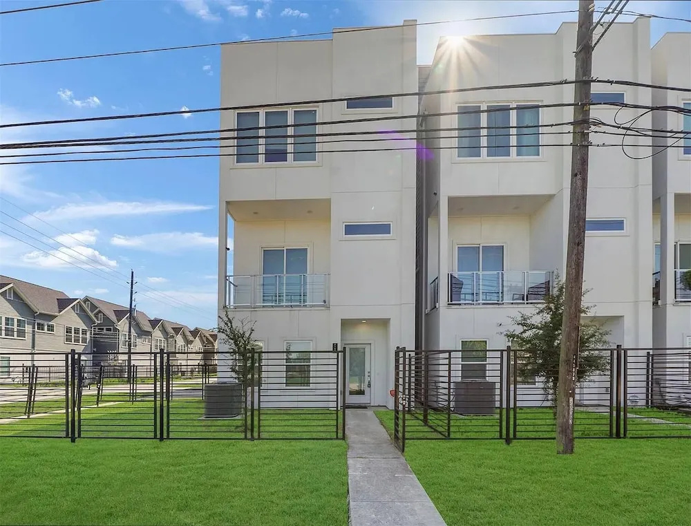 photo 1 of "modern 3bed Townhome. Near Nrg"