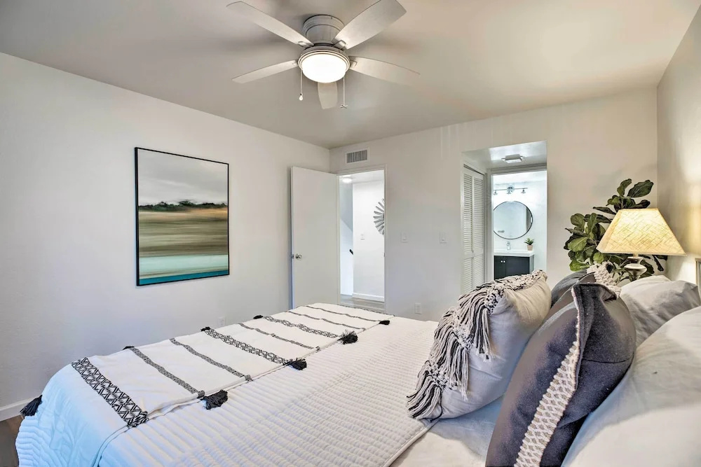 photo 1 of 4 Mi to Asu: Lake-view Condo w/ Patio, Pool Access