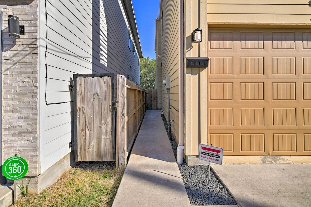 photo 1 of Modern Houston Townhome - 3 Mi to Downtown!