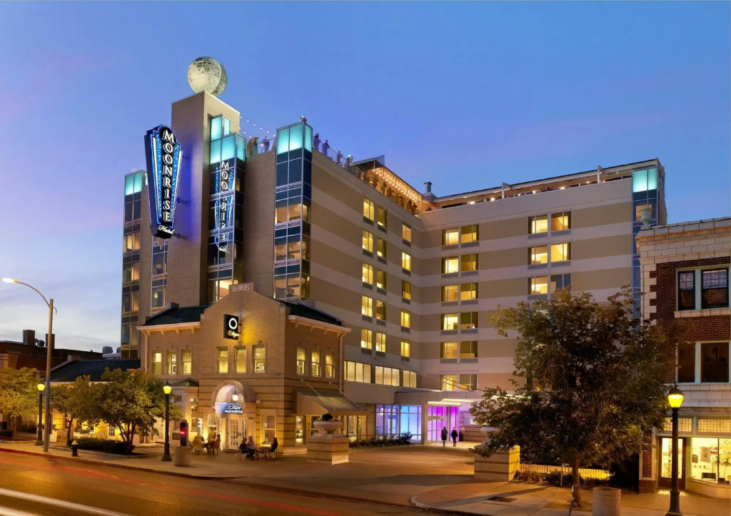 photo 1 of Moonrise Hotel