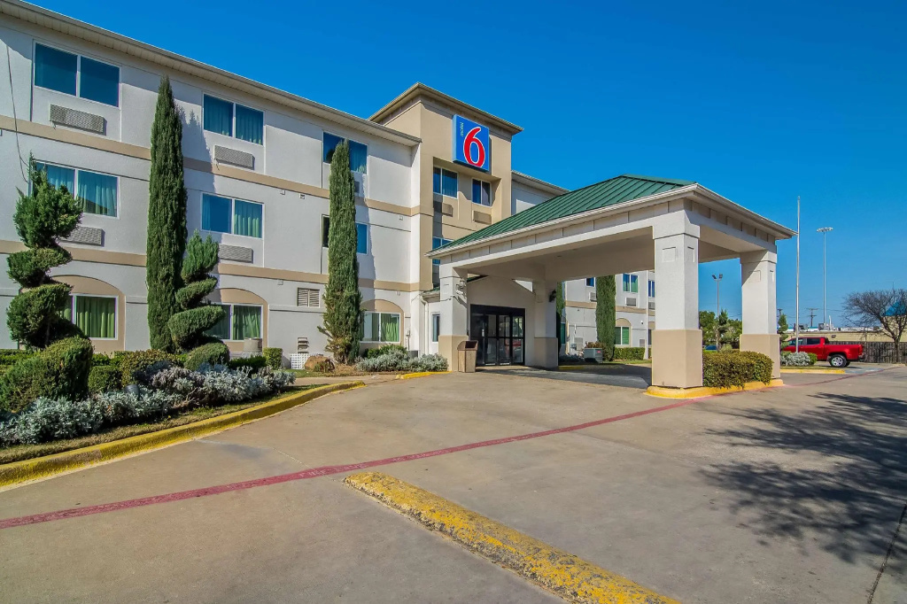 photo 1 of Motel 6 Dallas, TX - North - Richardson