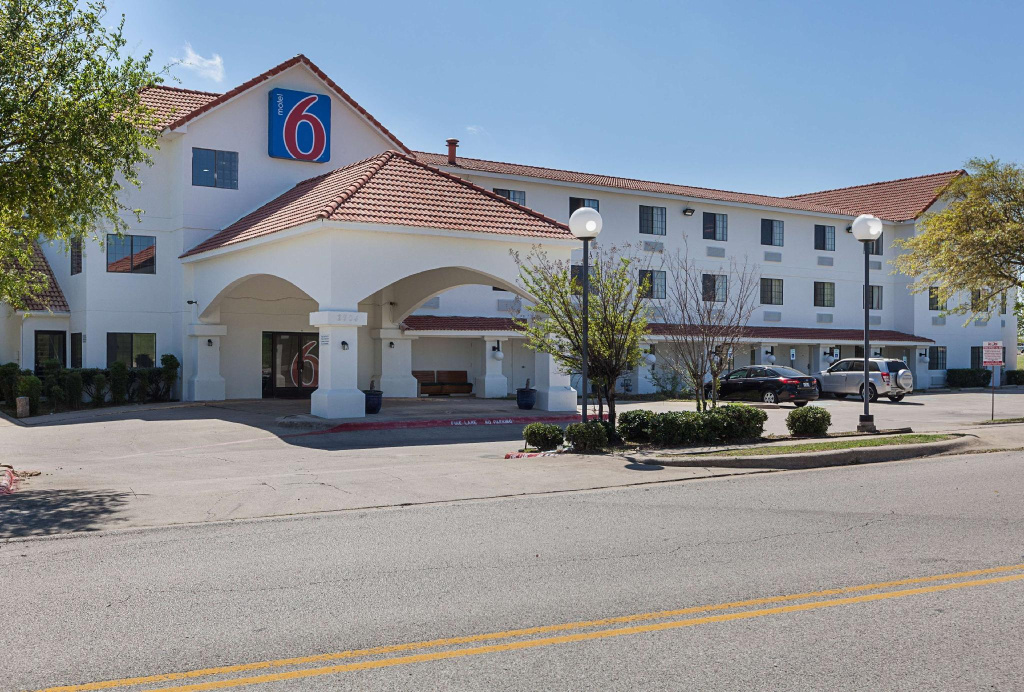 photo 1 of Motel 6 Bedford, TX - Fort Worth