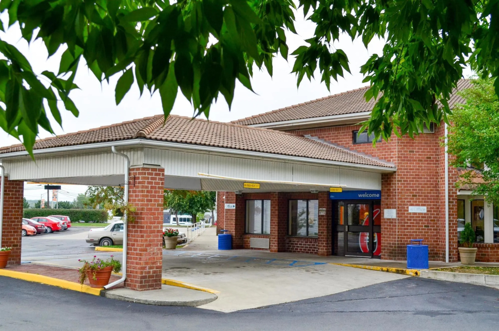 photo 1 of Motel 6 Albany, NY