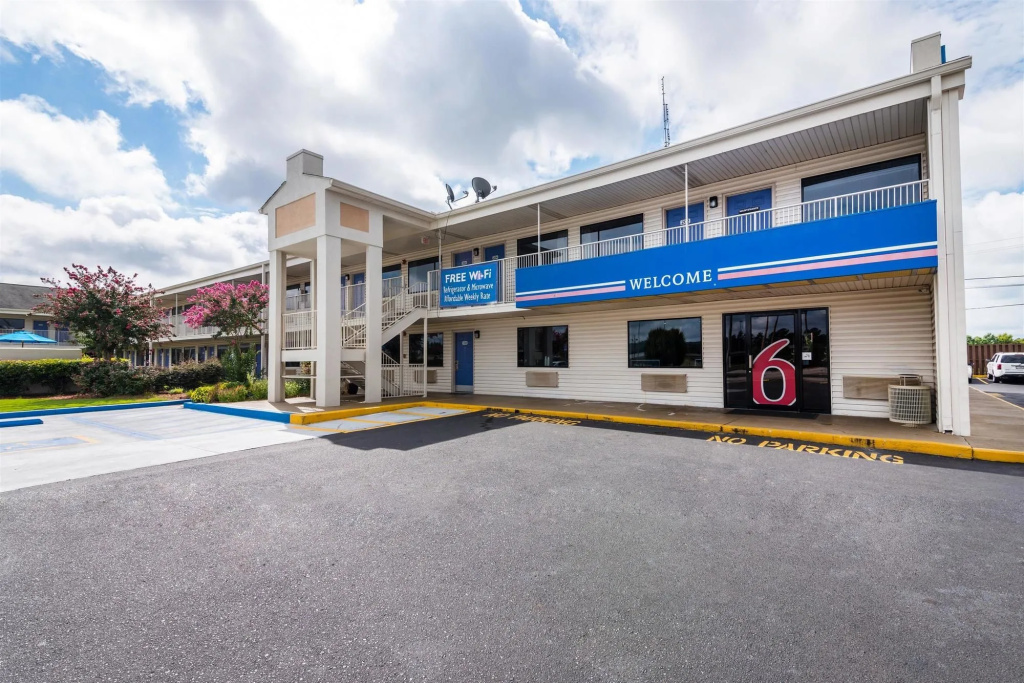 photo 1 of Motel 6 Anniston, AL