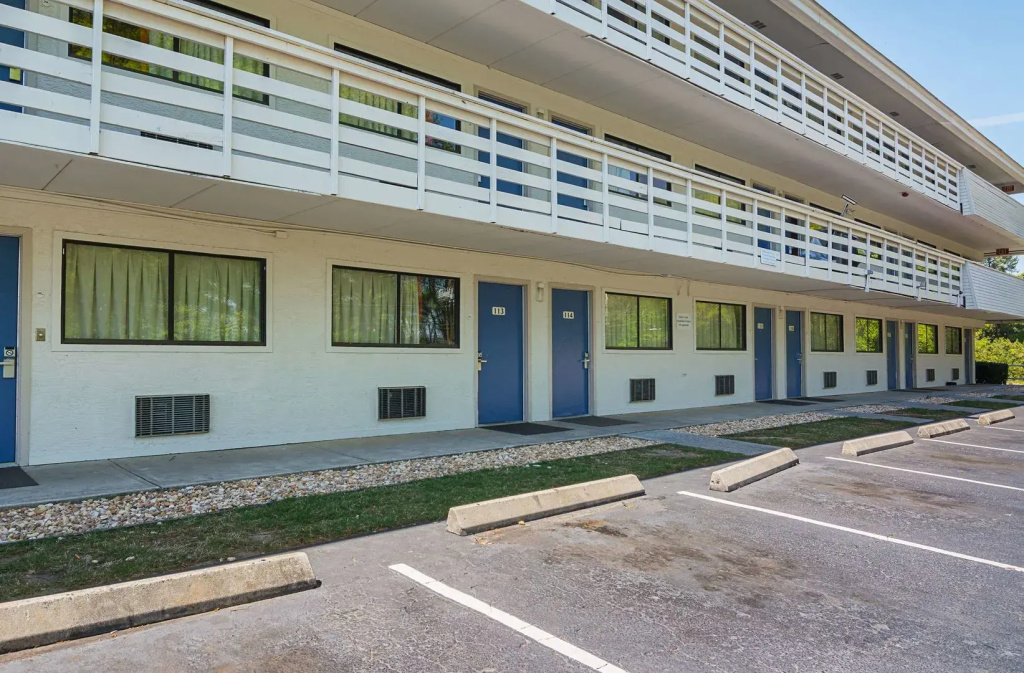photo 1 of Motel 6 Tucker, GA - Atlanta Northeast