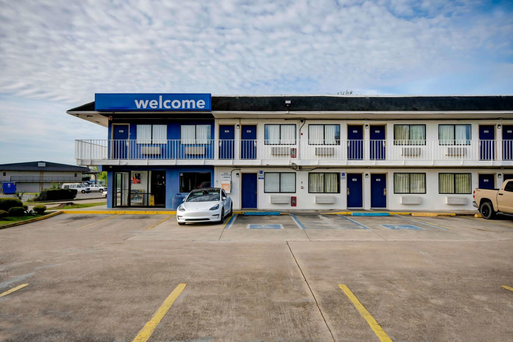 photo 1 of Motel 6 Port Allen, LA - Baton Rouge