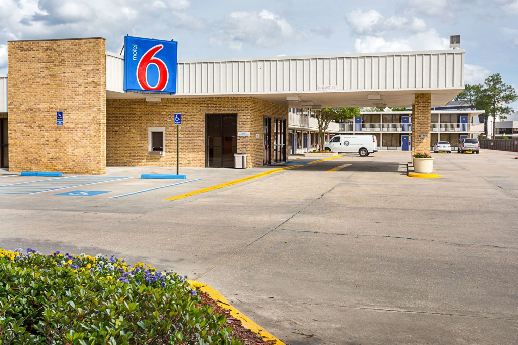 photo 1 of Motel 6 Baton Rouge, LA - Southeast