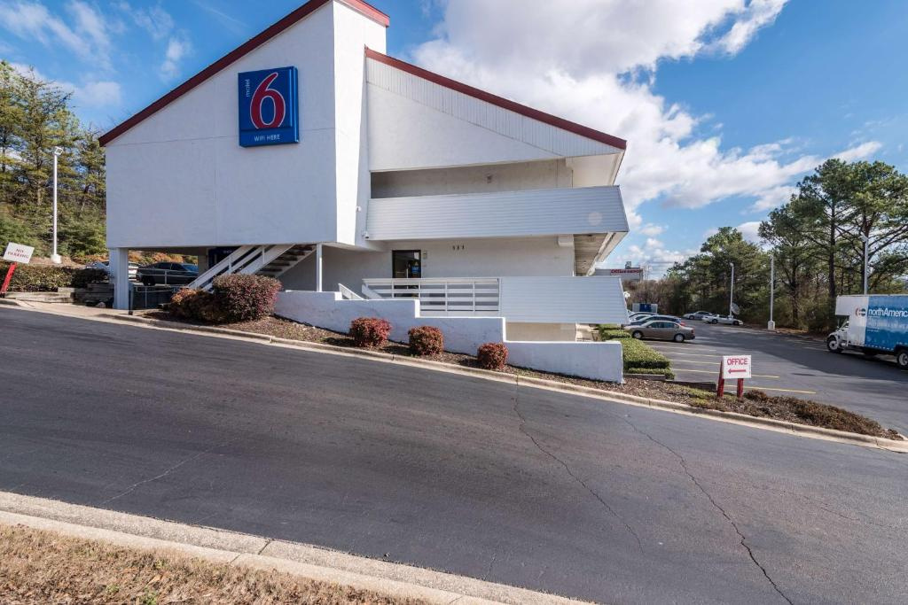 photo 1 of Motel 6 Birmingham, AL