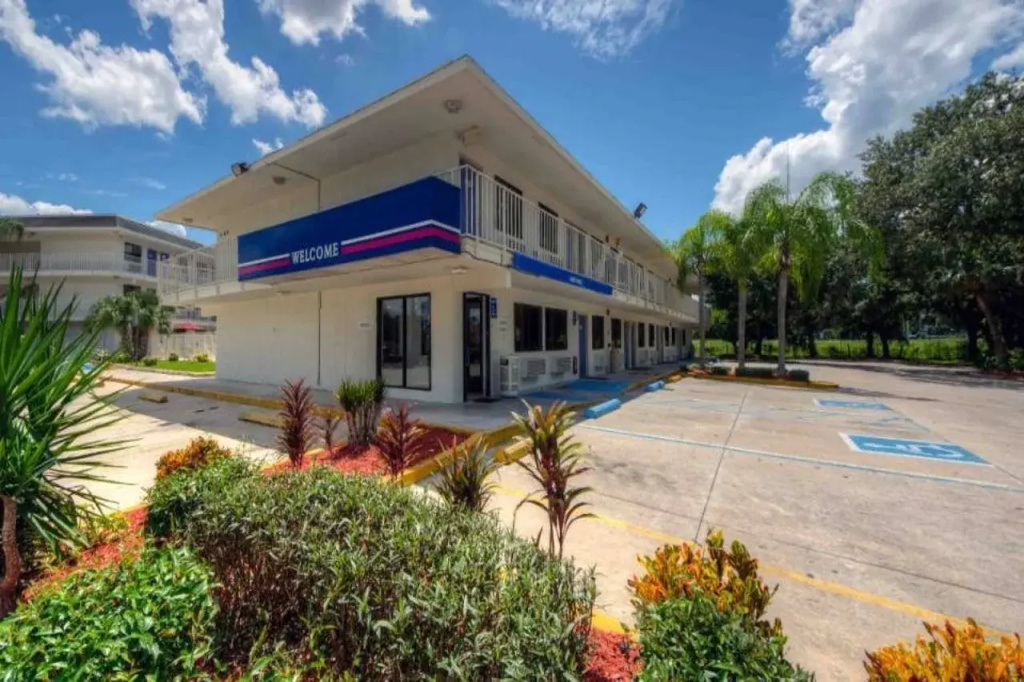 photo 1 of Motel 6 Bradenton, FL