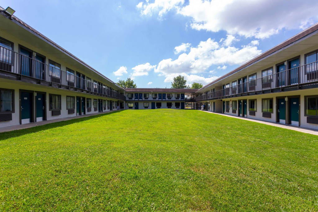 photo 1 of Motel 6 Camp Springs, DC - South Camp Springs