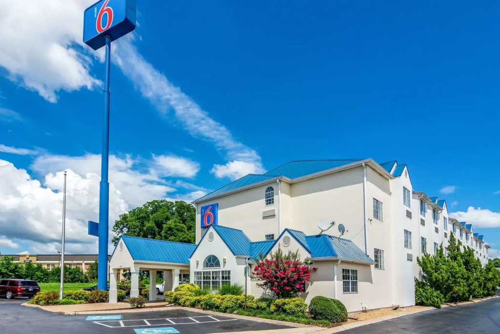 photo 1 of Motel 6 Chattanooga, TN - Downtown