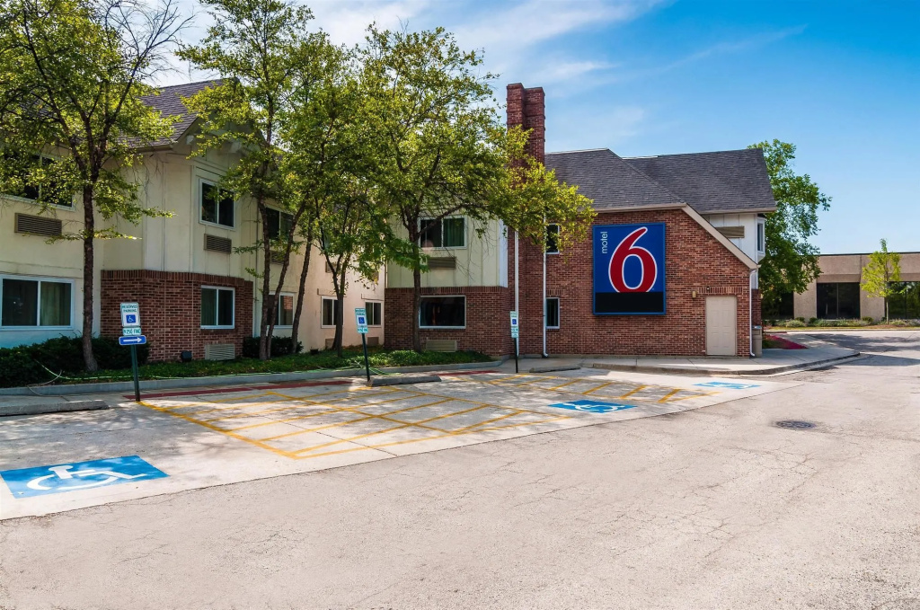 photo 1 of Motel 6 Arlington Heights, IL - Chicago North Central
