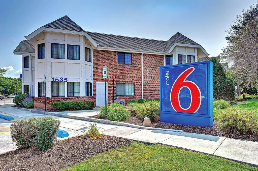 photo 1 of Motel 6 Glenview, IL - Chicago North