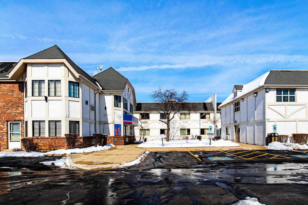 photo 1 of Motel 6 Palatine, IL - Chicago Northwest