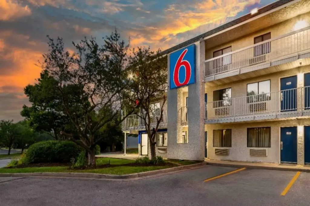 photo 1 of Motel 6 Rolling Meadows, IL - Chicago Northwest