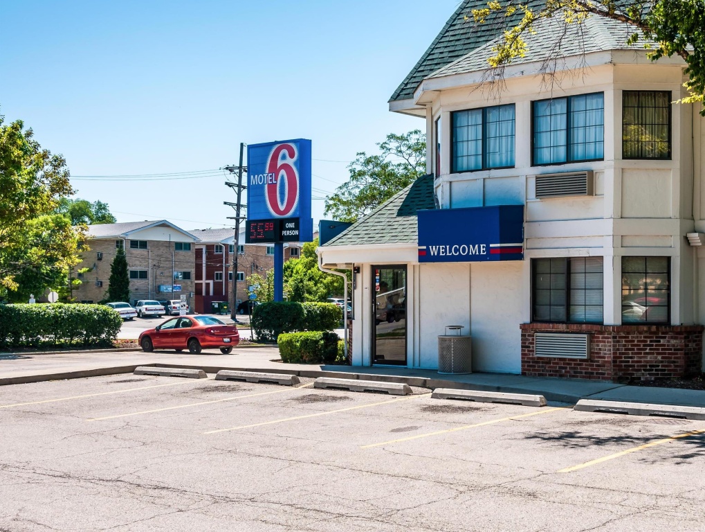 photo 1 of Motel 6 Schiller Park, IL - Chicago O'Hare