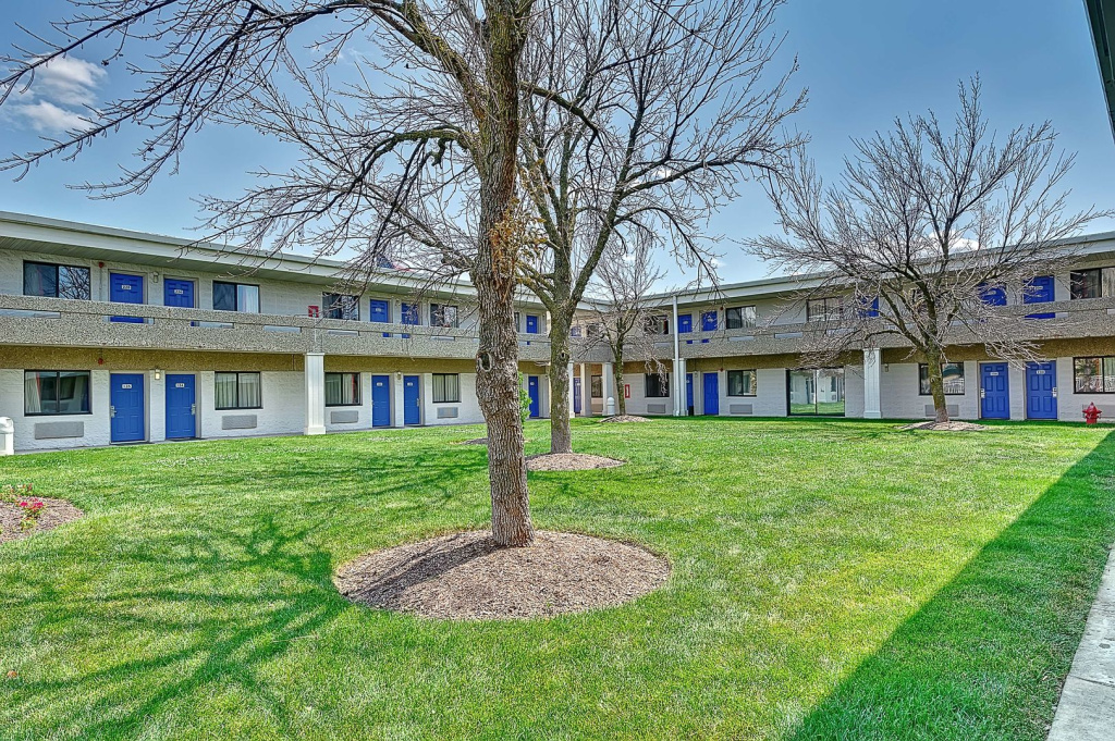 photo 1 of Motel 6 Villa Park, IL - Chicago West