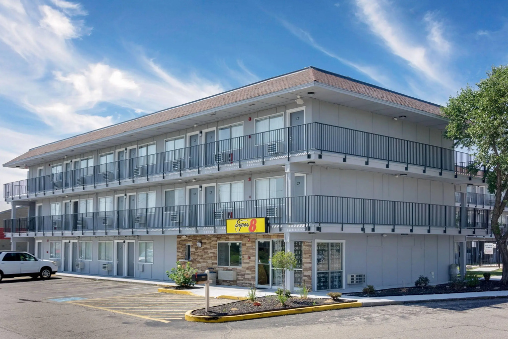 photo 1 of Super 8 by Wyndham Florence