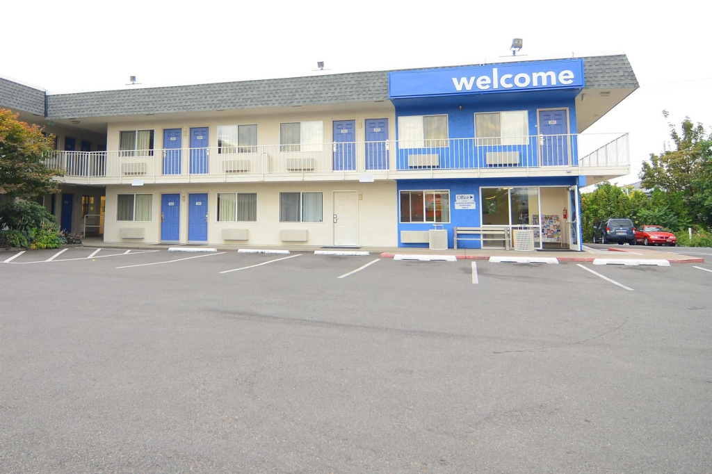photo 1 of Motel 6 Coeur D'Alene, ID