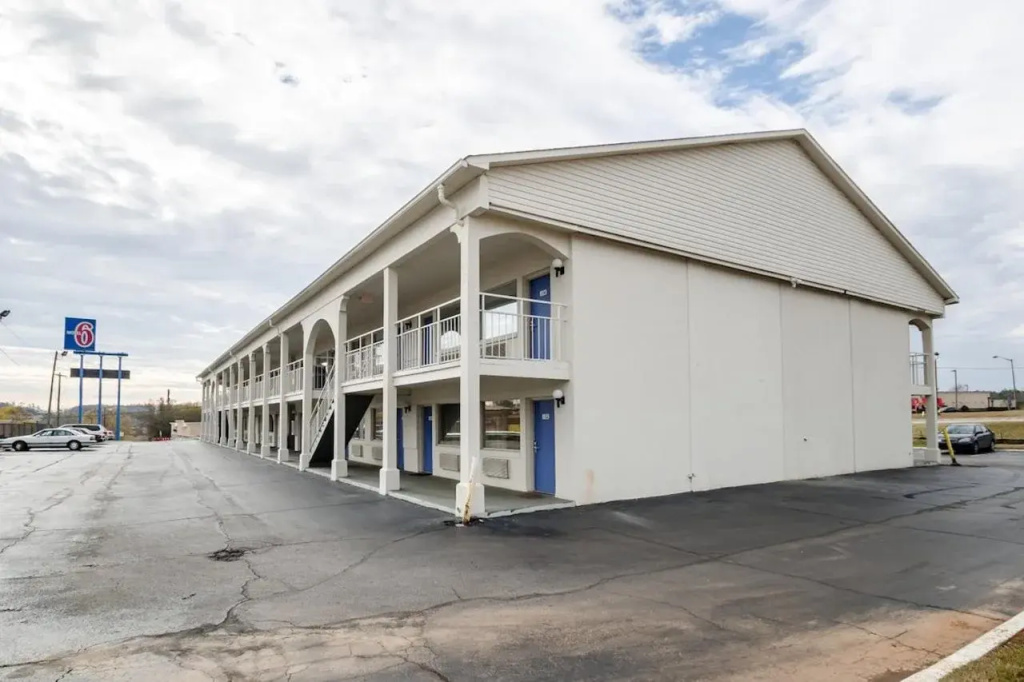 photo 1 of Motel 6 Commerce, GA