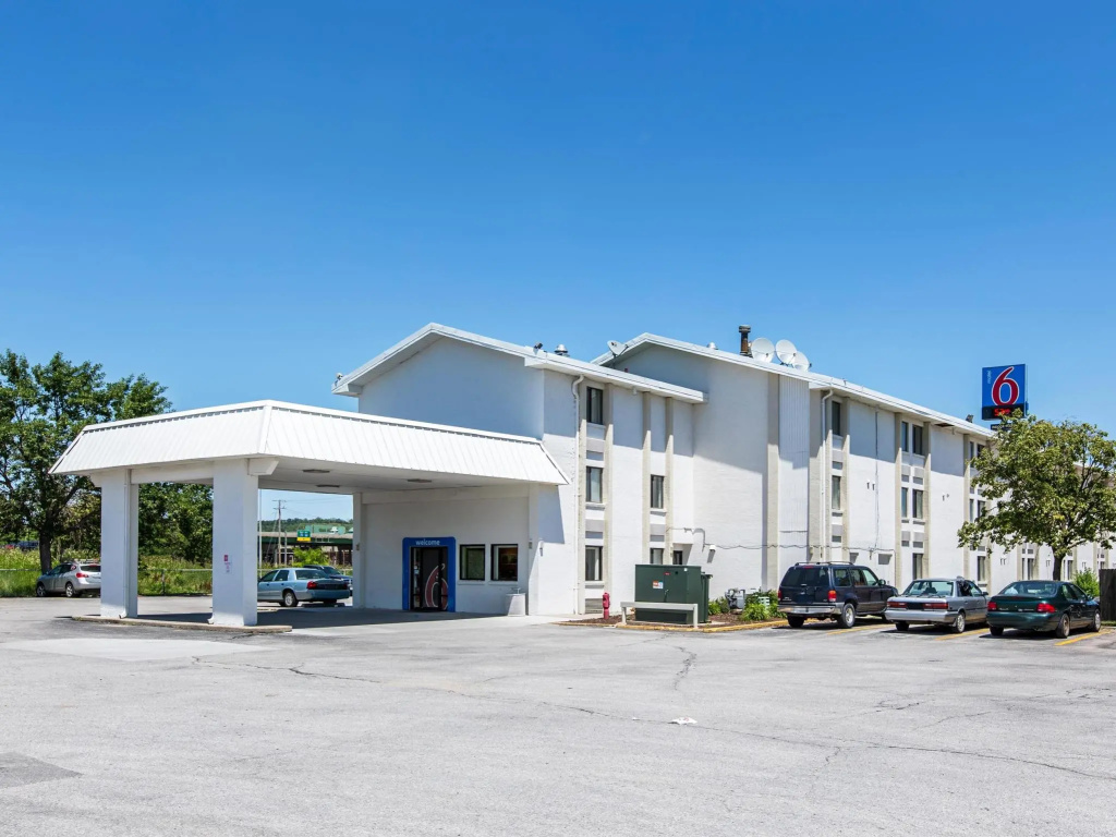 photo 1 of Motel 6 Council Bluffs, IA - Omaha East