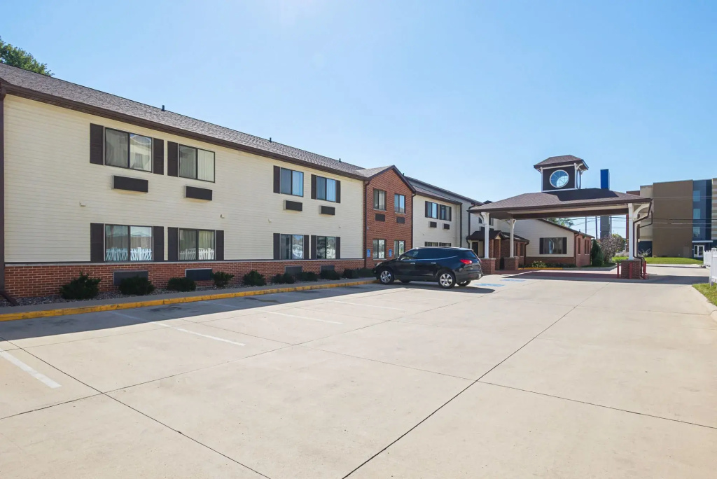 photo 1 of Motel 6 Waterloo, IA - Crossroads Mall - Cedar Falls