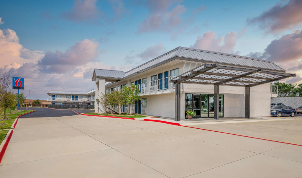 photo 1 of Motel 6 Euless, TX - Dallas