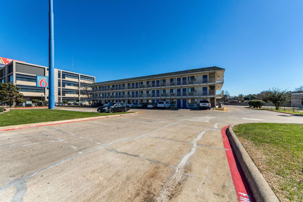 photo 1 of Motel 6 Garland, TX - Dallas