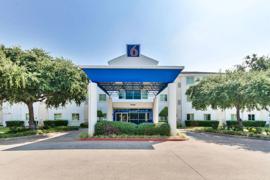 photo 1 of Motel 6 Lewisville, TX - Dallas