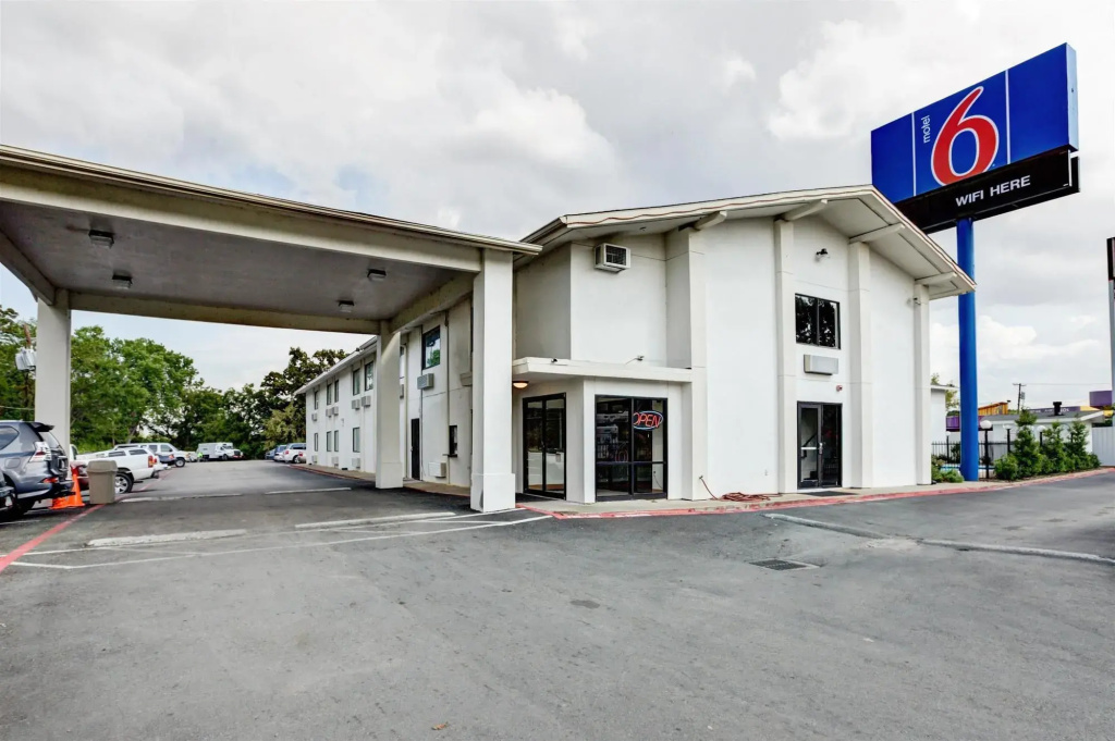 photo 1 of Motel 6 Dallas, TX - South