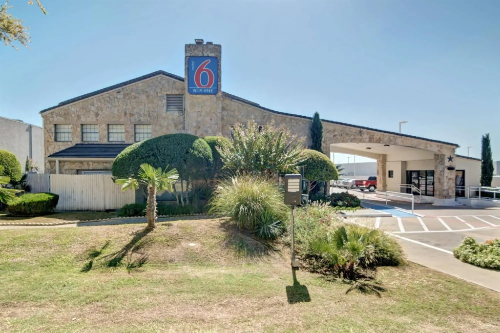 photo 1 of Motel 6 Dallas, TX - Forest Lane