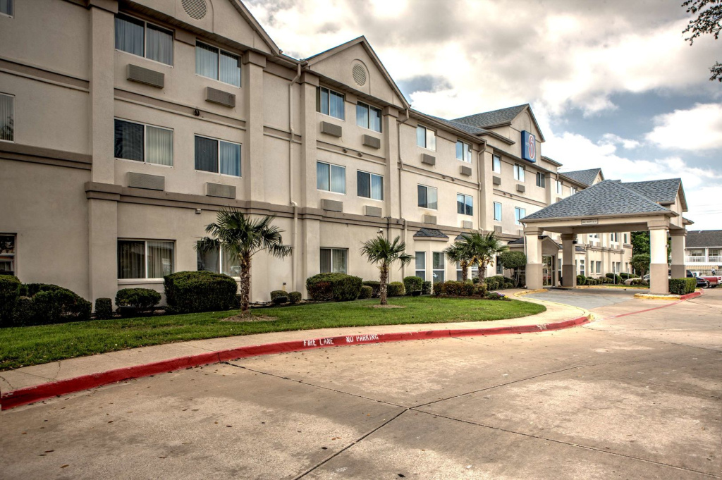 photo 1 of Motel 6 Dallas, TX - Northwest
