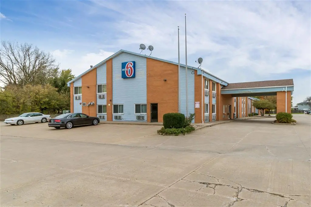 photo 1 of Motel 6 Davenport, IA
