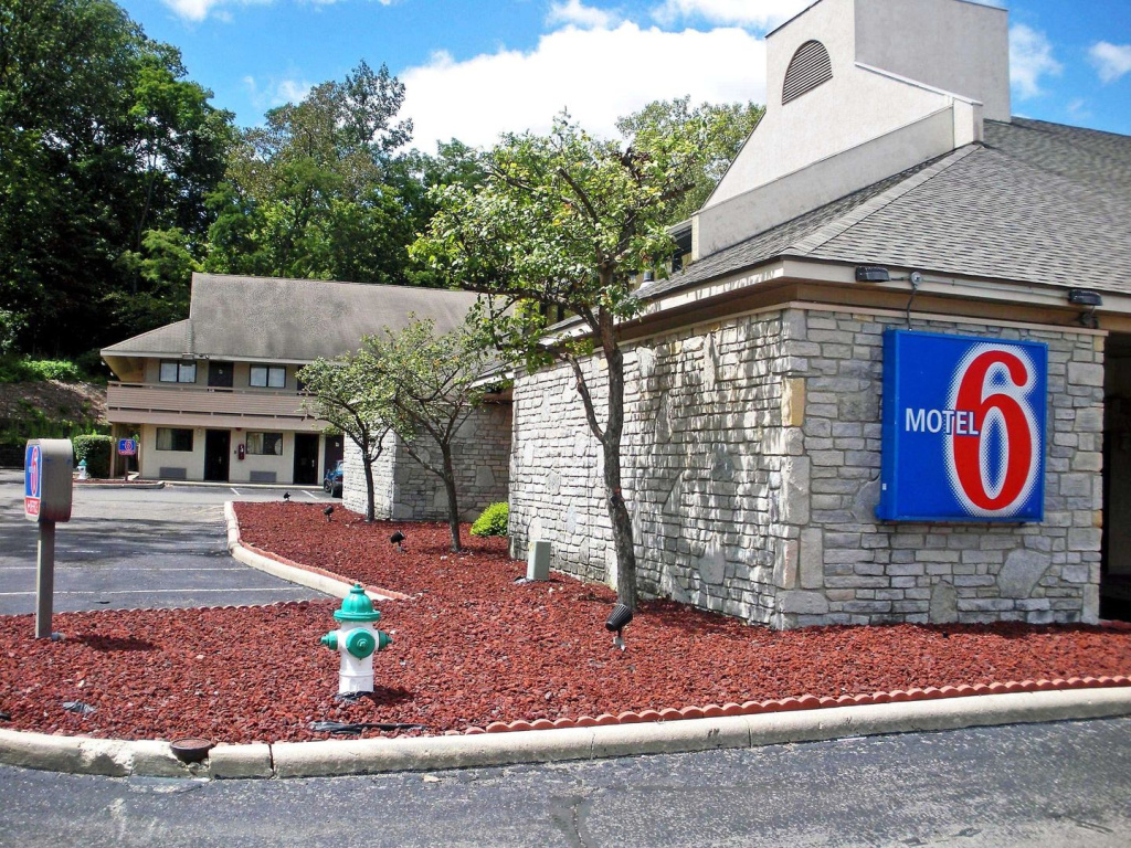 photo 1 of Motel 6 Dayton, OH - Englewood