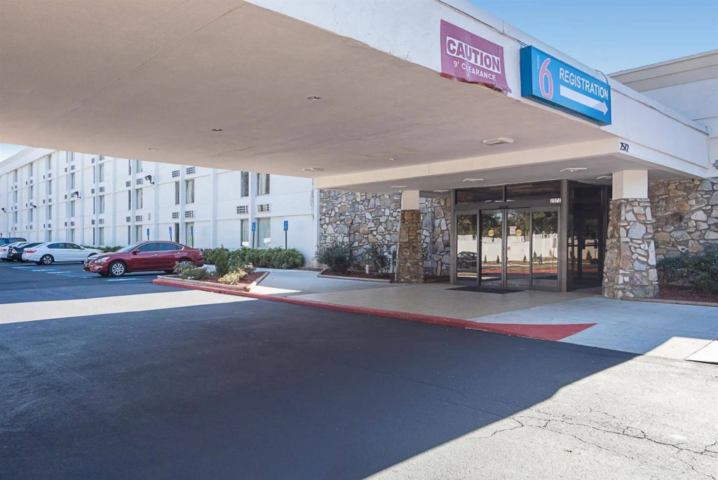 photo 1 of Motel 6 Decatur, GA