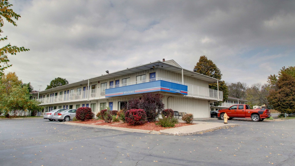 photo 1 of Motel 6 Des Moines, IA - North