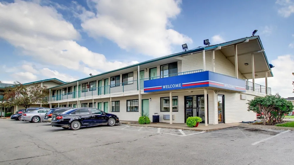 photo 1 of Motel 6 des Moines South - Airport