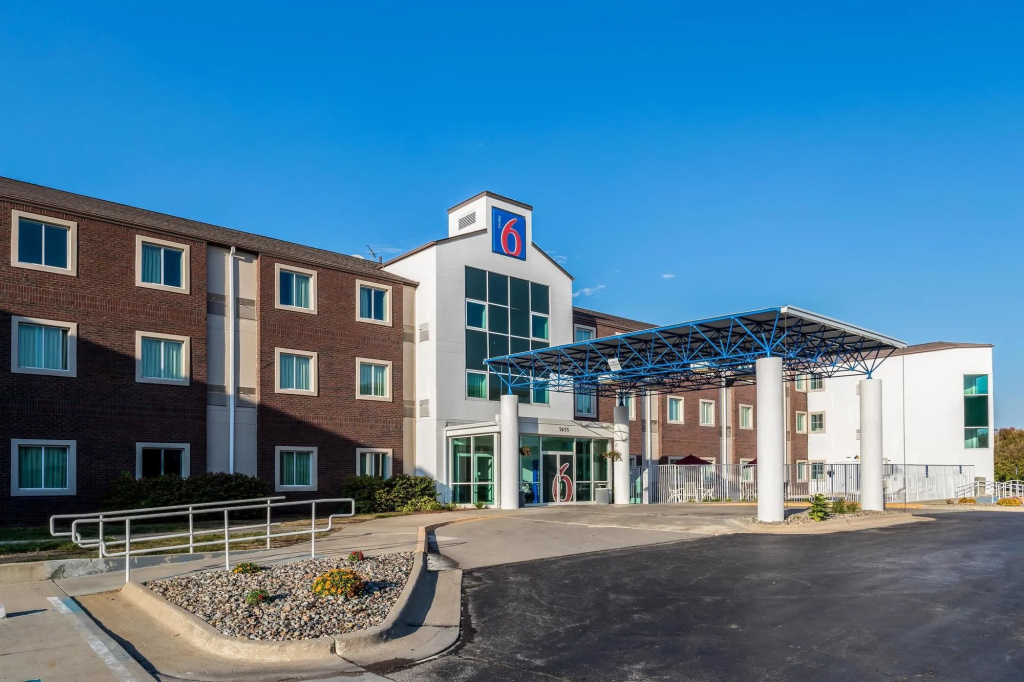 photo 1 of Motel 6 West Des Moines, IA