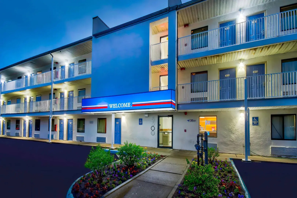photo 1 of Motel 6 Warren, MI - Detroit East
