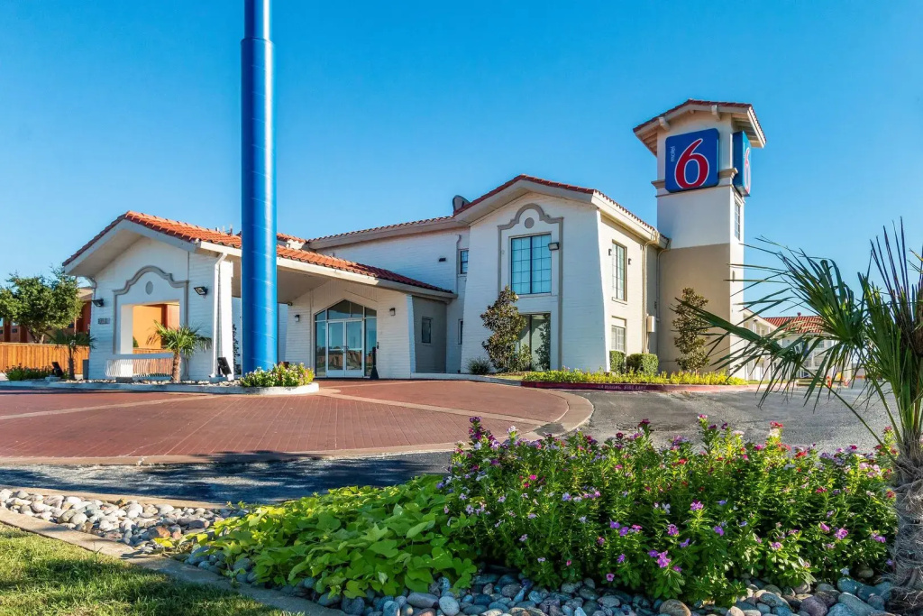 photo 1 of Motel 6 Euless, TX - DFW West