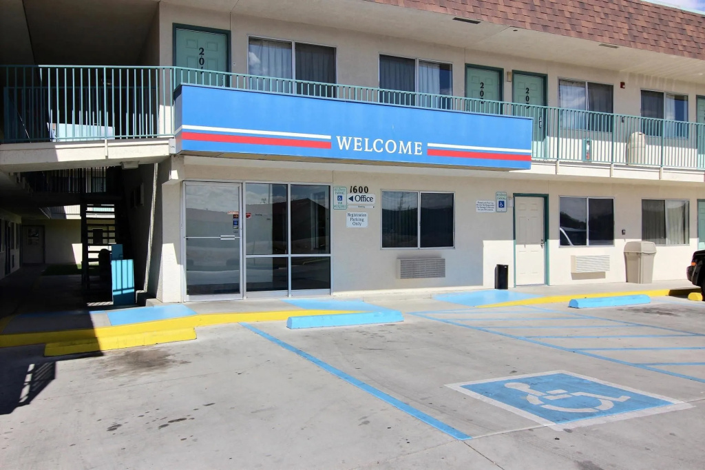 photo 1 of Motel 6 Farmington, NM
