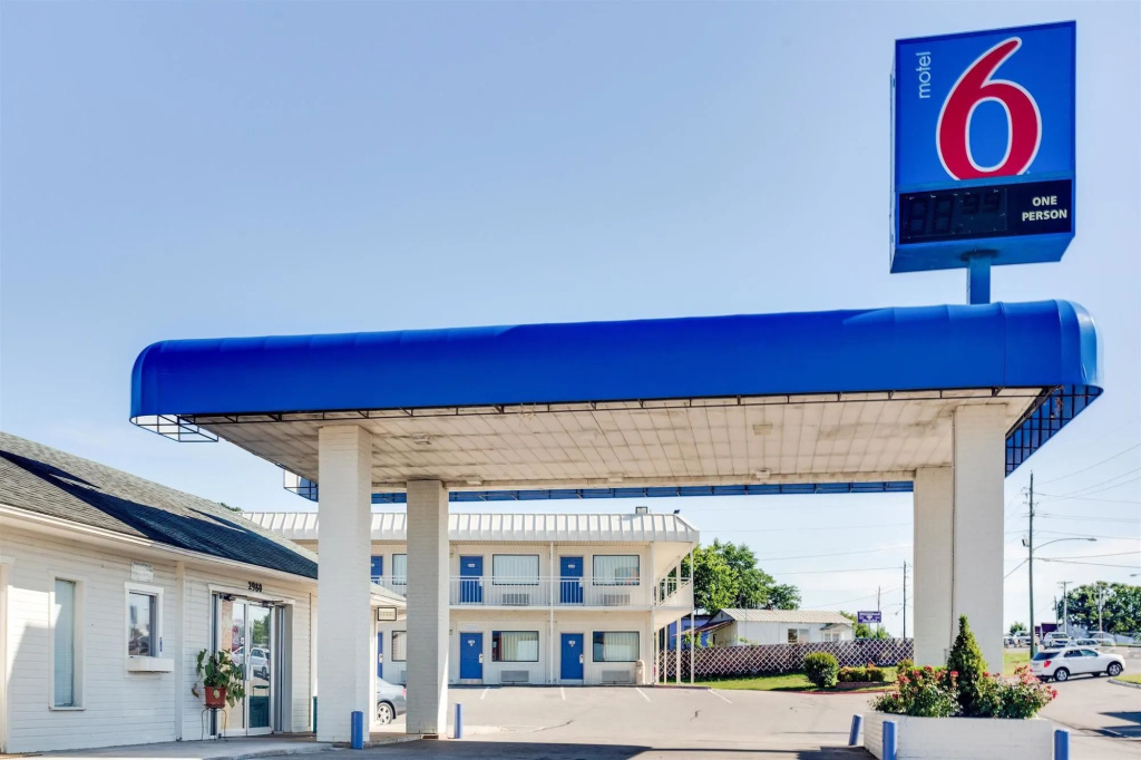 photo 1 of Motel 6-Fayetteville, AR