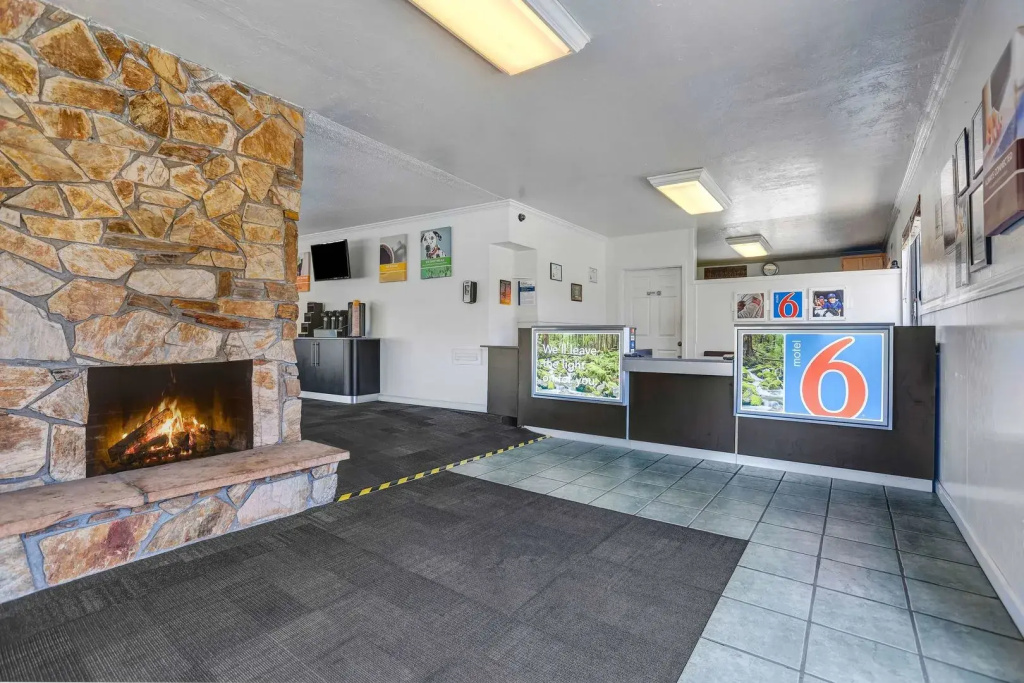 photo 1 of Motel 6 Fort Bragg, CA